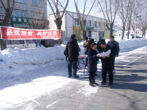 工作人员向消费者讲解如何警惕消费陷阱_副本.jpg
