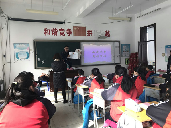 工作人员讲解如何看主体资格_副本.jpg