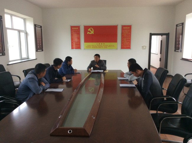 书记讲党课.jpg
