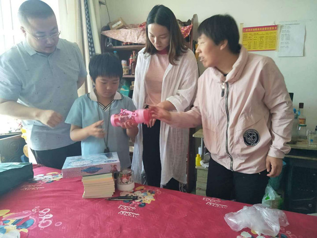 二道河计生协成员为贫困儿童送文具.jpg