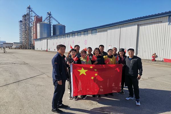 我与国旗合个影.jpg