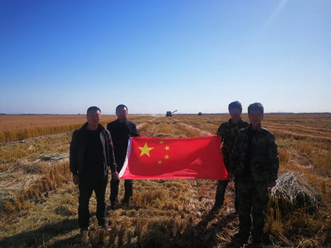 第一管理区 我与国旗合影_副本.jpg