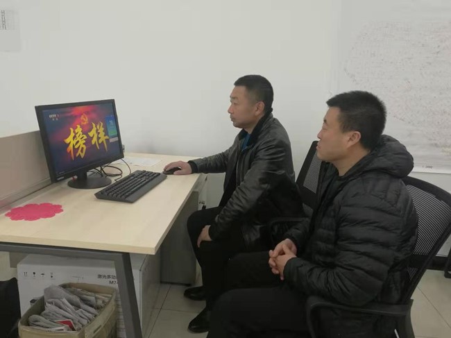 第一管理区党支部组织观看《榜样4》系列专题节目.jpg