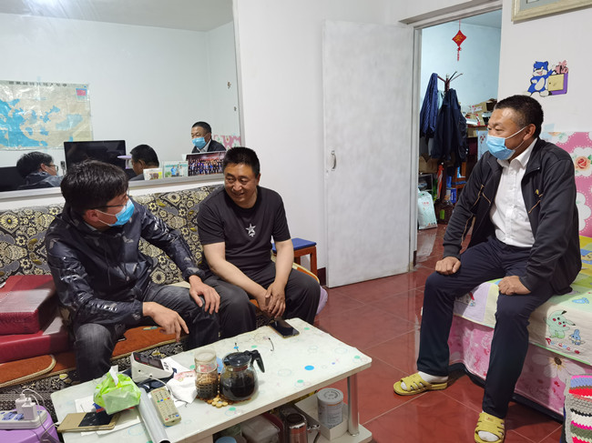 1593311033911123.jpg 看望老党员_副本.jpg