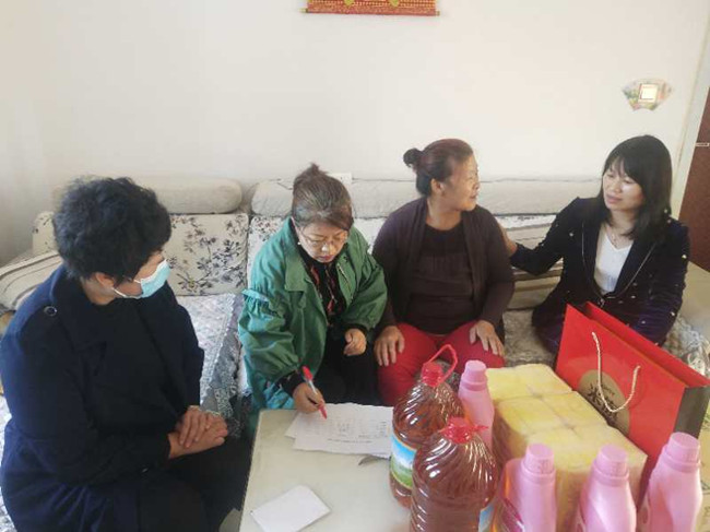 计生办慰问特扶人员崔振发家_副本.jpg