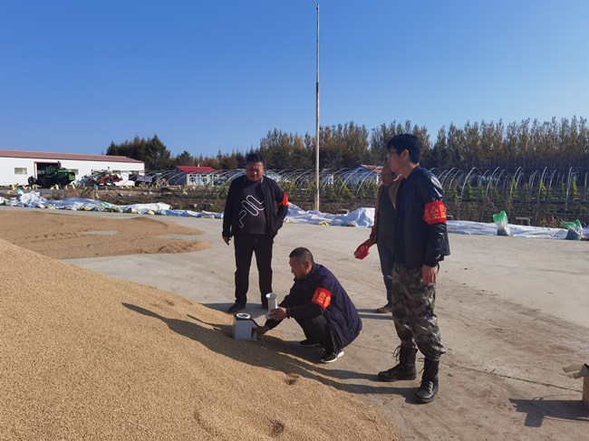 1602318543147106.jpg 第一管理区秋收一线党员服务队助农忙_副本.jpg