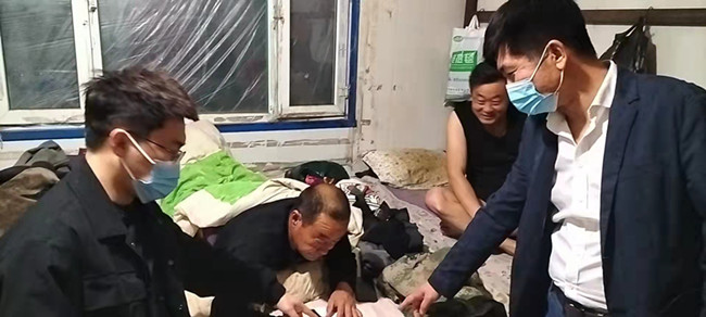 第一管理区开展入户禁毒宣传 签订《禁种铲毒承诺书》_副本.jpg